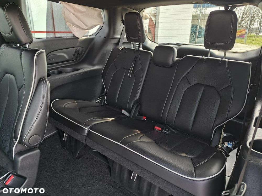 Chrysler Pacifica - 23