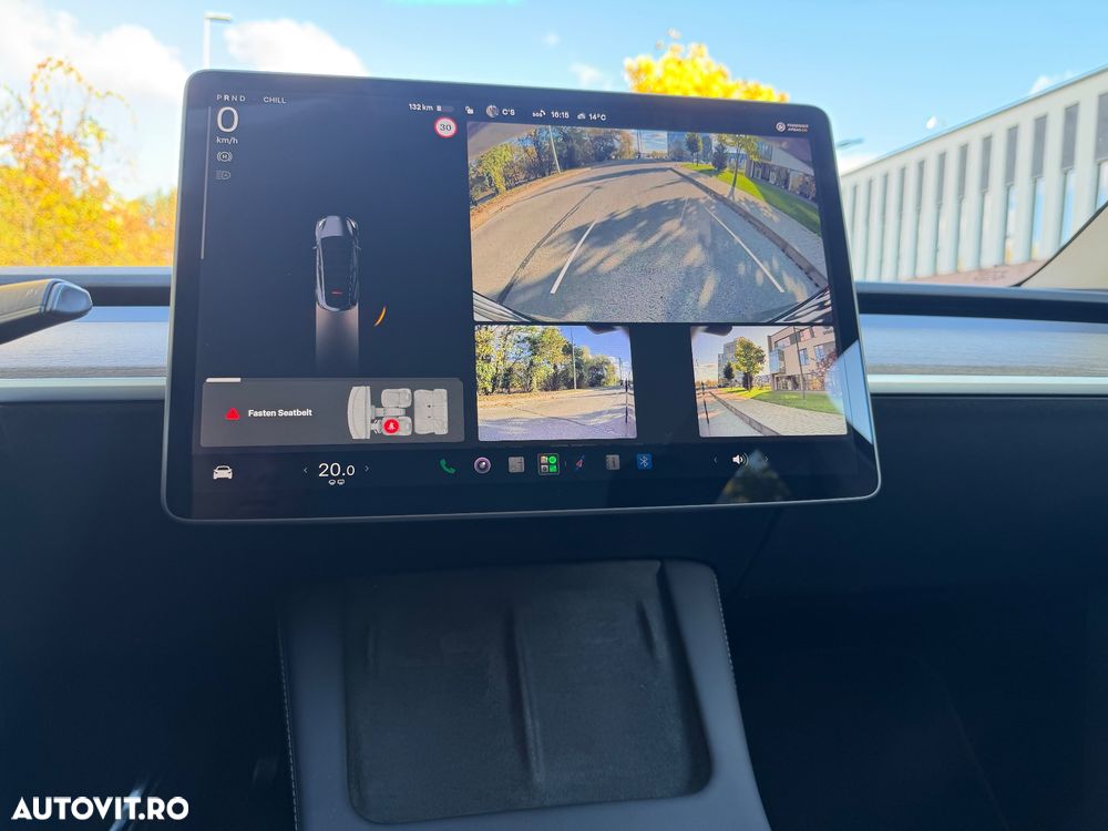 TESLA Model Y 2021 — imagine 18