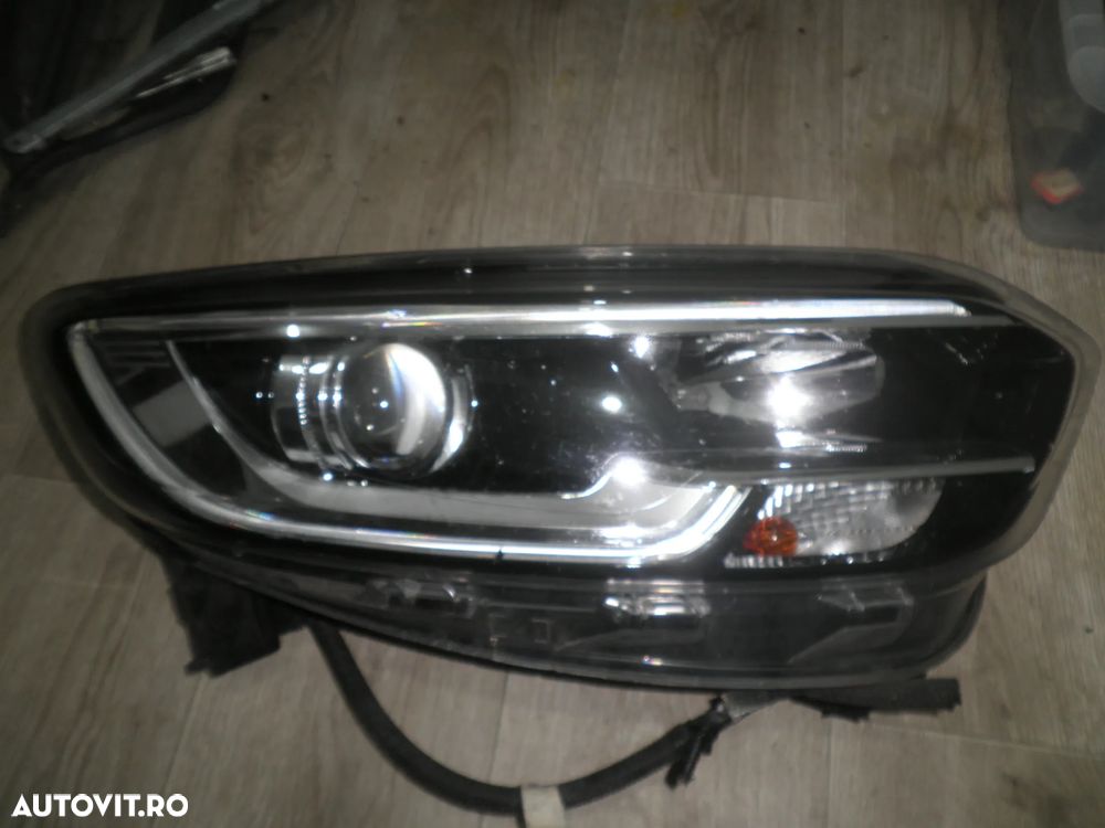Far Dreapta Xenon Renault Kadjar 2017 260107171R ( urechi rupte )