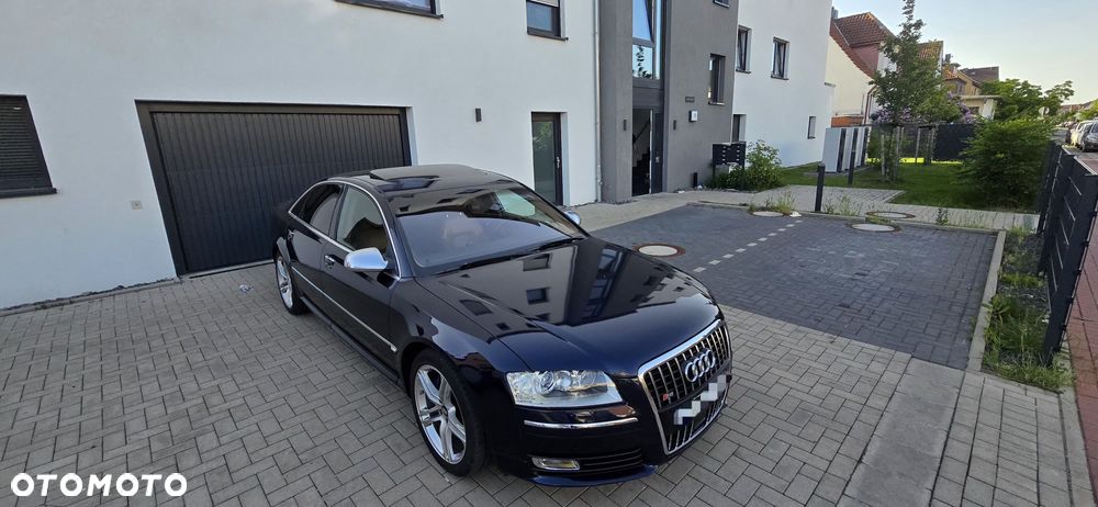 Audi A8 4.2 Quattro - 1