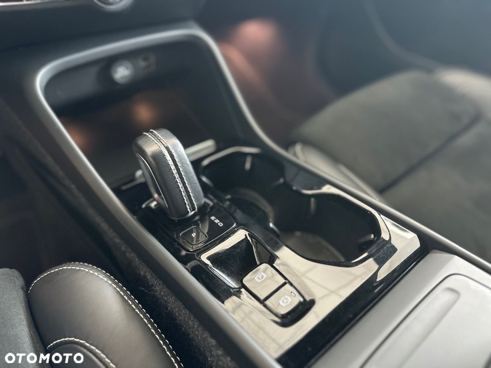 Volvo XC 40 T3 R-Design - 28
