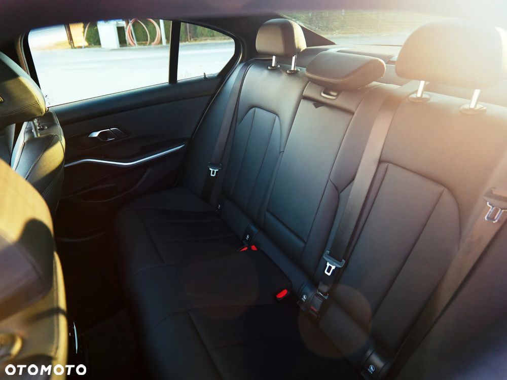 BMW Seria 3 330i xDrive M Sport - 21