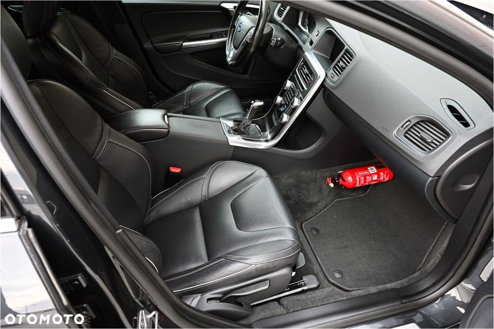 Volvo V60 D3 R-Design - 16