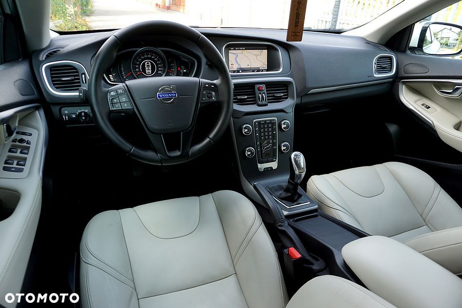 Volvo V40 D2 Summum - 24