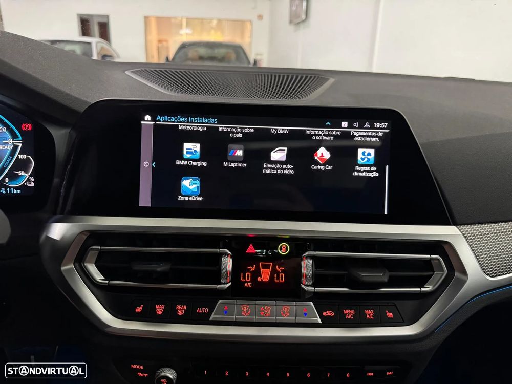 BMW 330 e Touring Pack M Auto - 33