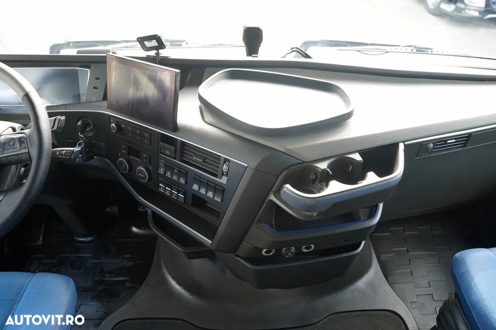 Volvo FH 460 / ANSAMBLU TANDEM / 120 m³ / ÎNCĂRCARE PRIN TRAVERSARE (DRIVE-THROUGH) / 6x2 / I-SAVE / CLIMATIZARE STAȚIONARĂ / AXĂ RIDICABILĂ / PLAFON RIDICABIL / - 36