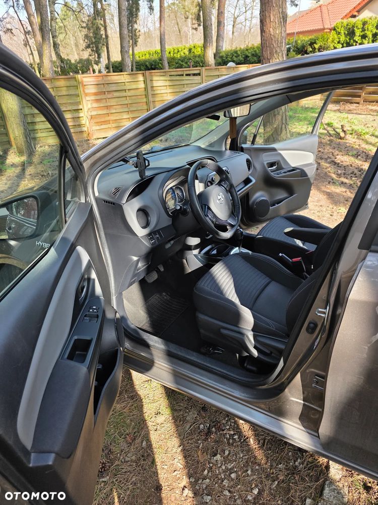 Toyota Yaris Hybrid 100 Selection - 11