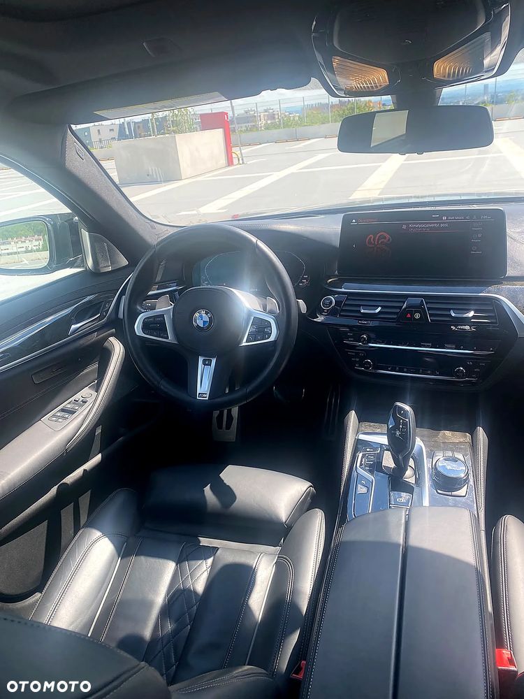 BMW Seria 5 M550i xDrive - 28