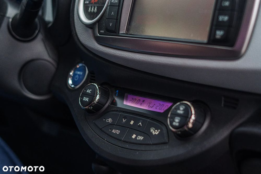 Toyota Yaris Hybrid 100 Life - 12