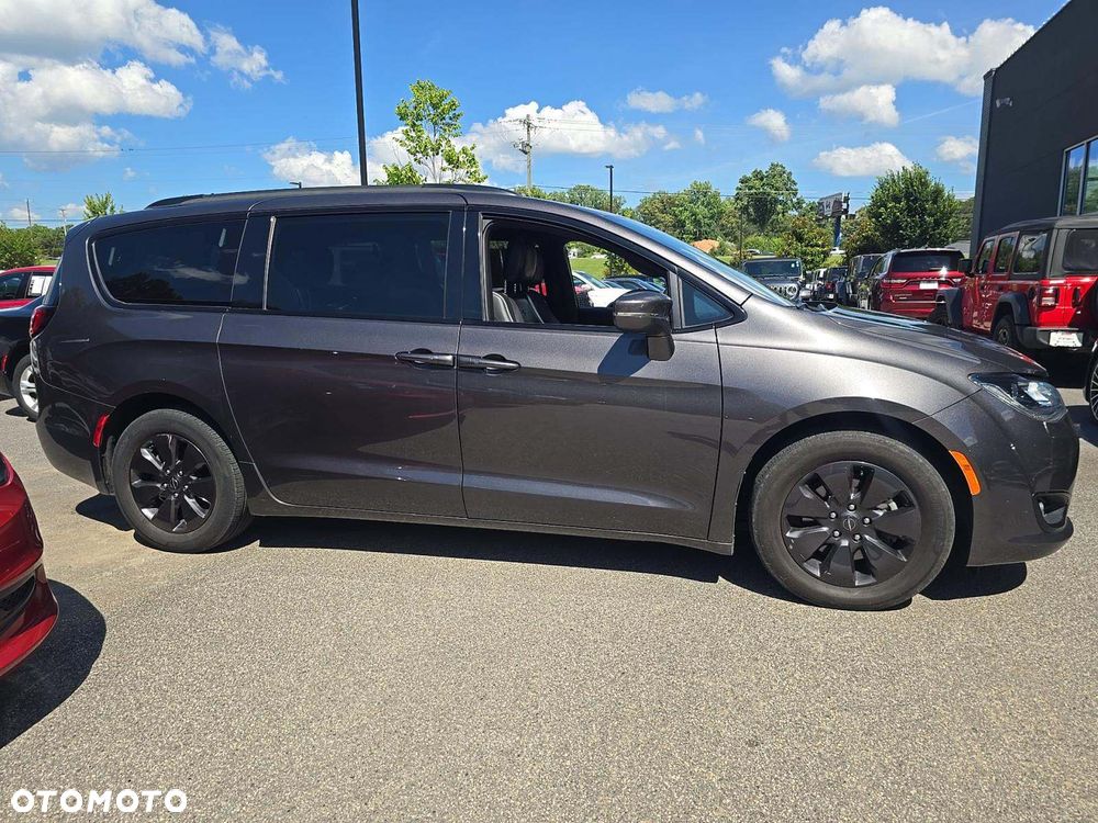 Chrysler Pacifica - 2