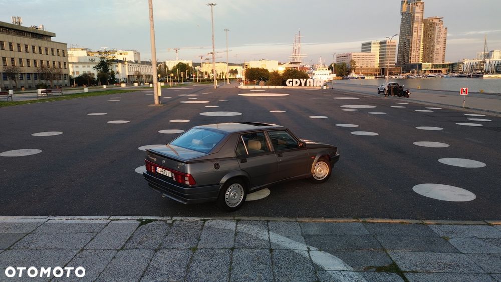 Alfa Romeo 75 - 25