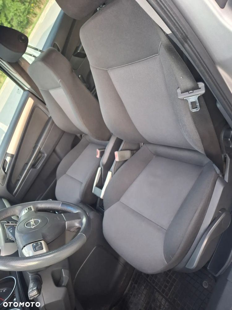 Opel Zafira - 10