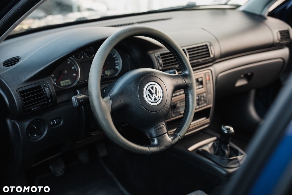 Volkswagen Passat 1.6 Exclusive - 28