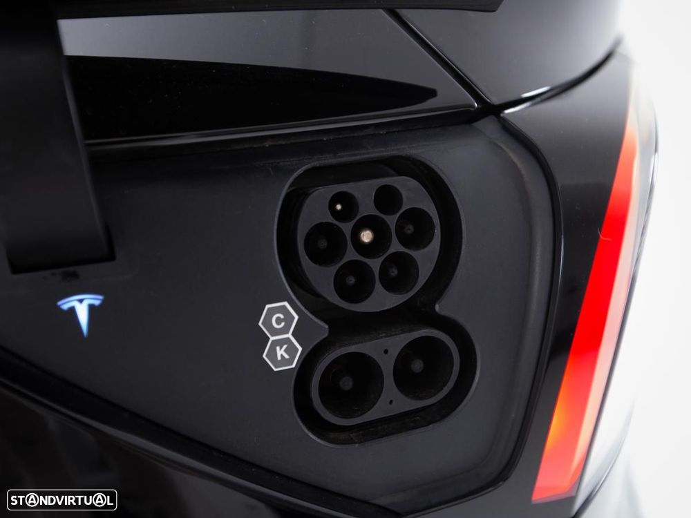Tesla Model Y Long Range Dual Motor AWD — fotografia 16