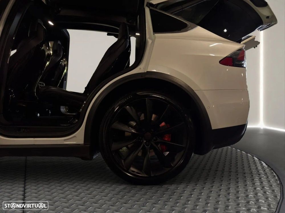Tesla Model X - 12