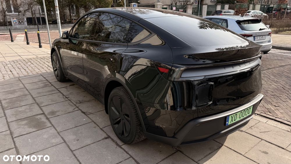 Tesla Model Y Standard Long Range RWD - 3