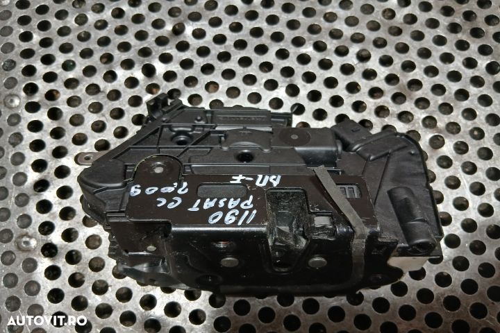 Broasca usa fata dreapta 5N1837016A 5N1837016A Volkswagen VW Passat C - 2