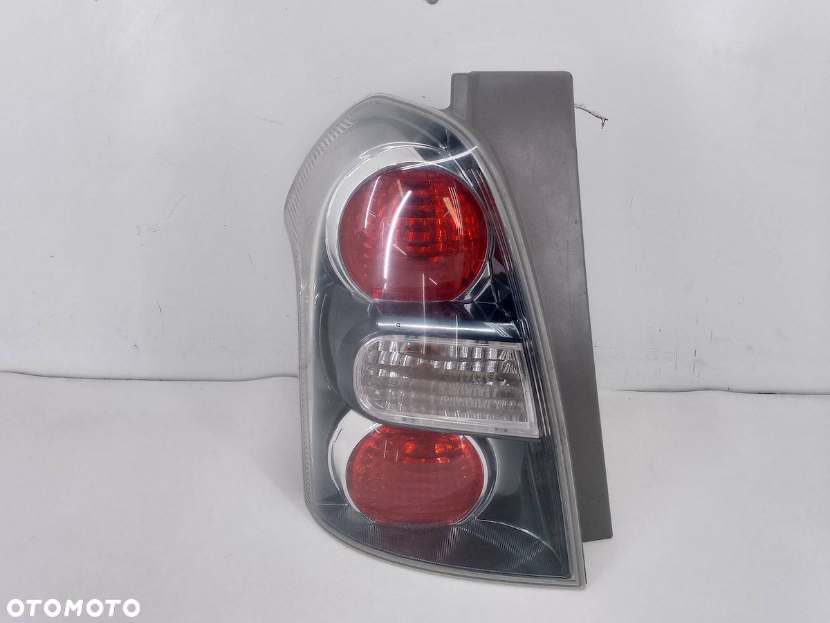LAMPA TYLNA LEWA TOYOTA COROLLA VERSO II 2.2 D-4D - 1