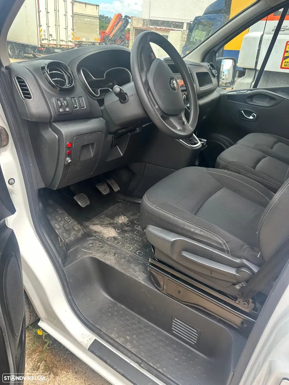 Renault Trafic com CESTO ELEVATORIO 10 metros - 2