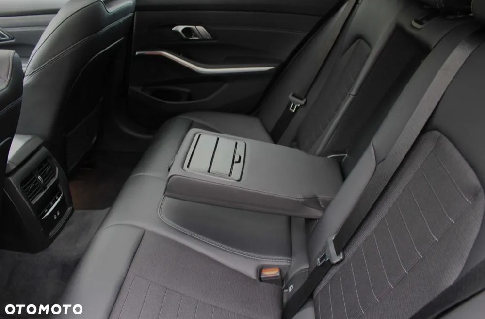 BMW Seria 3 318d mHEV - 21