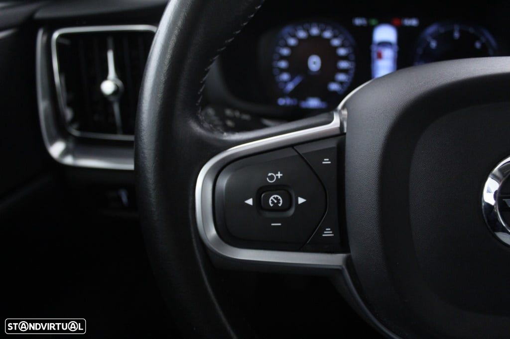 Volvo V60 2.0 D3 Momentum Plus - 23