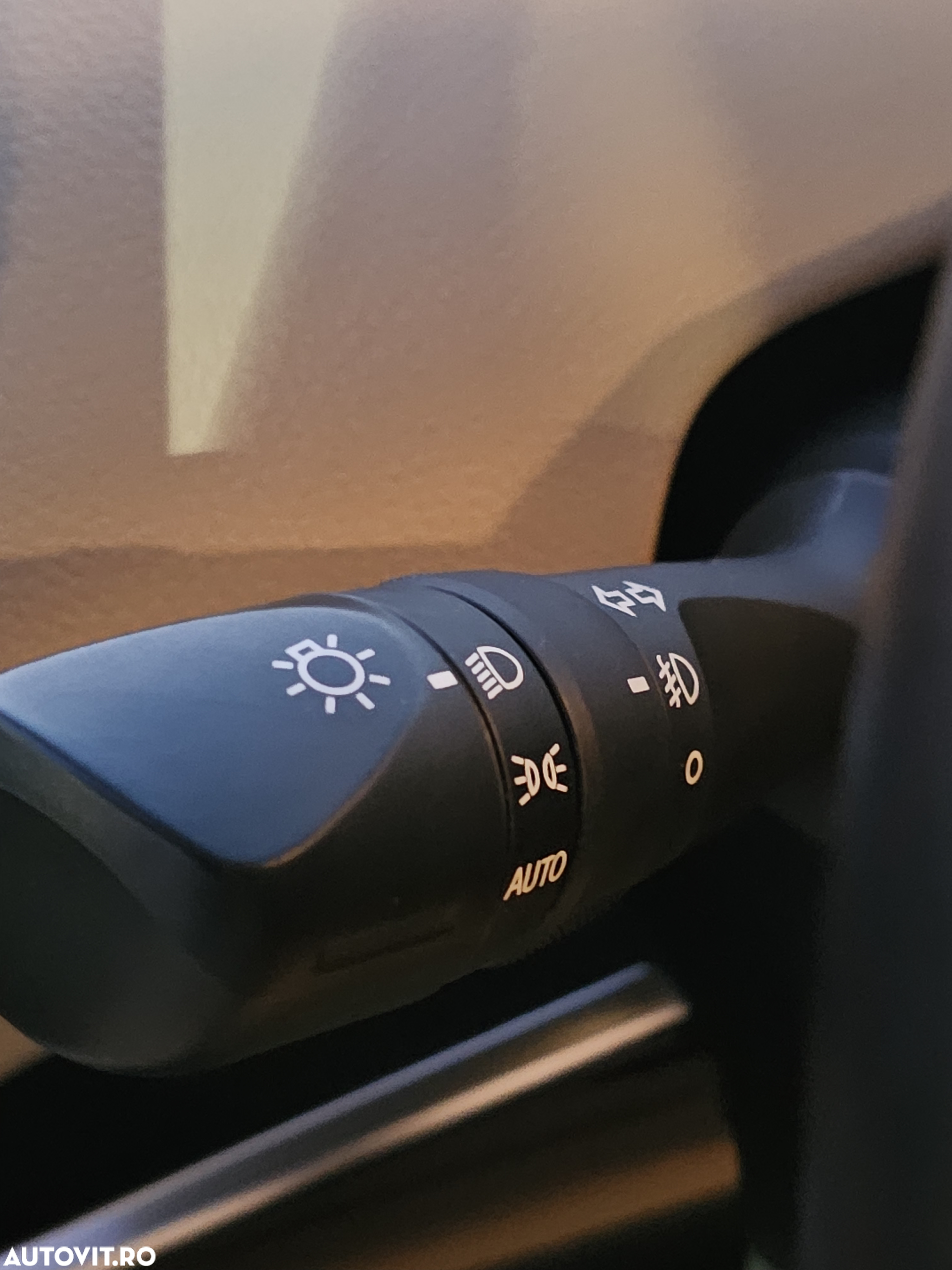 Toyota Prius 1.8 HSD Exclusive Plus - 28