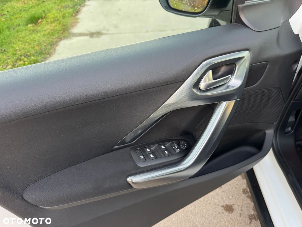 Peugeot 2008 1.2 Pure Tech Allure S&S EAT6 - 26