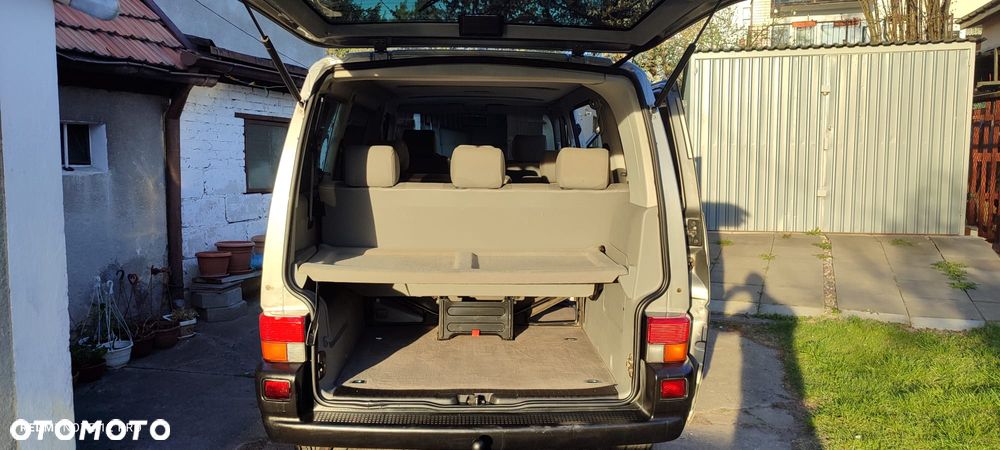 Volkswagen Caravelle - 11