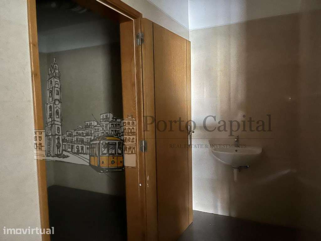 EXCELENTE LOJA PRONTA PARA RESTAURAÇÃO NO CORAÇAO DO PORTO - Grande imagem: 2/20