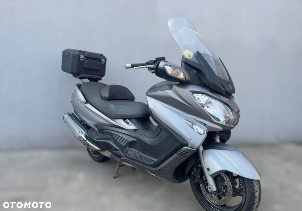 SUZUKI BURGMAN 650 LIFT reflektor lampa czasza owiewka wypełnienie licznik błotnik kierownica lusterko manetka felga tarcza zacisk pompa zawieszenie silnik moduł regulator zbiornik siedzenie set podnóżek stelaż stopka chłodnica tłumik - 1