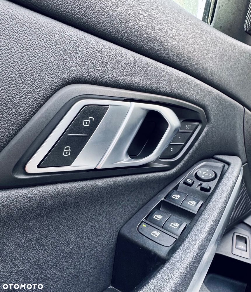 BMW Seria 3 330i Sport Line - 28