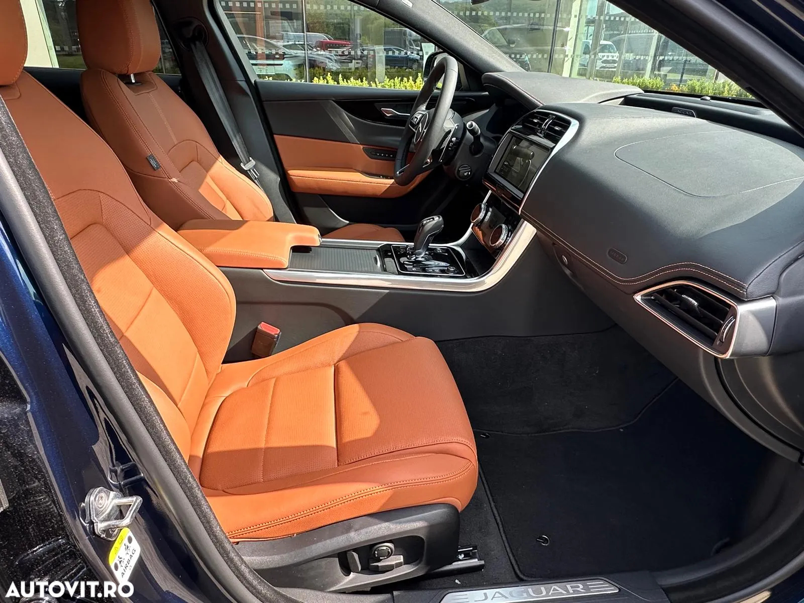 Jaguar XE P250 RWD R-Dynamic BLACK - 4