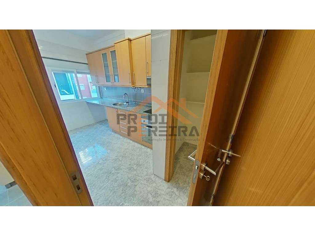 Situado junto do metro de Odivelas. Apartamento T2. - Grande imagem: 3/21