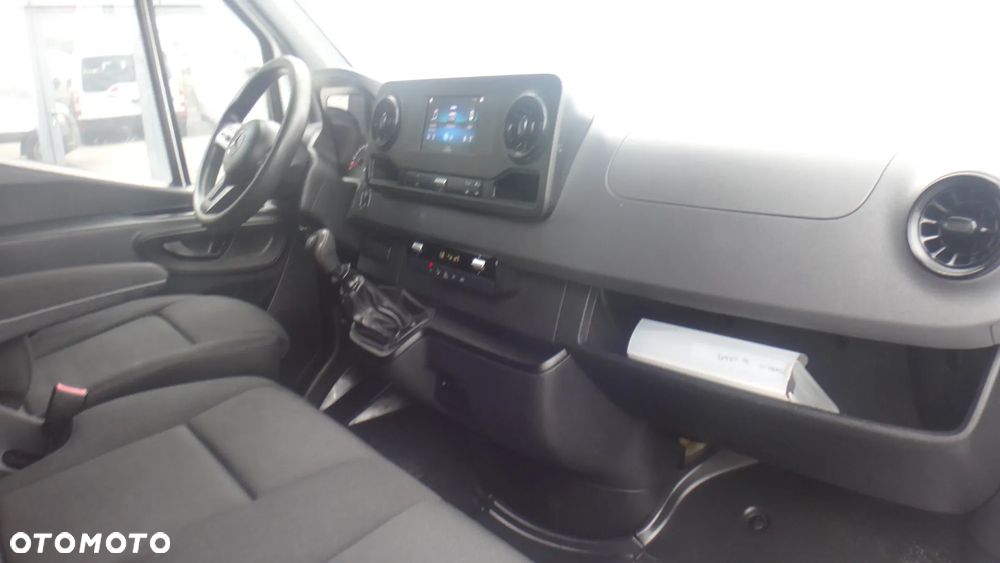 Mercedes-Benz Sprinter - 11