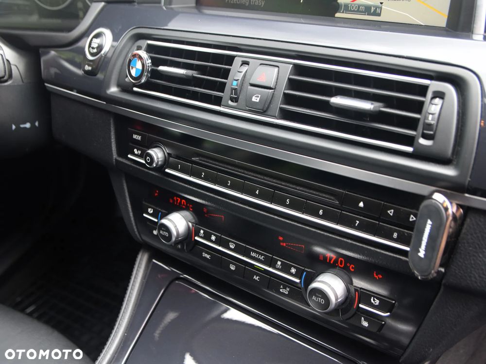 BMW Seria 5 525d xDrive - 23