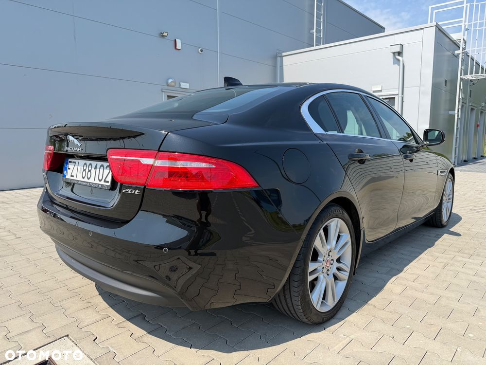 Jaguar XE 2.0 T Portfolio - 13