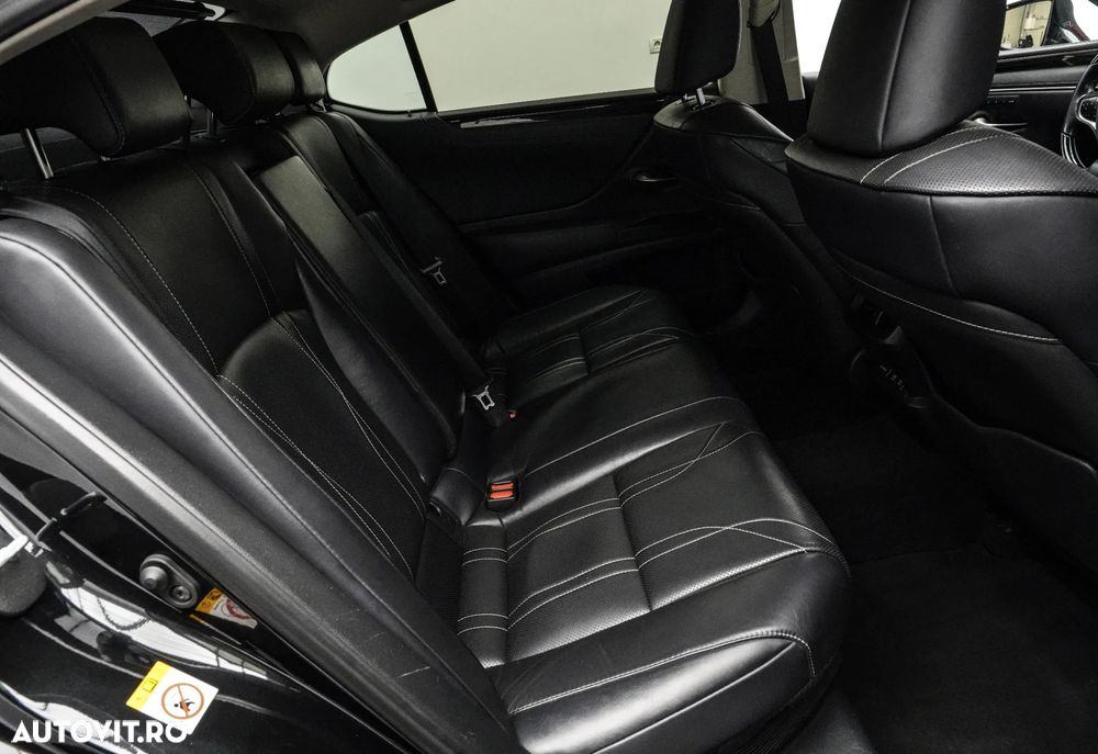 Lexus Seria ES 300h 2.5 TNGA HV 25H- 4X2 CVT Executive - 17