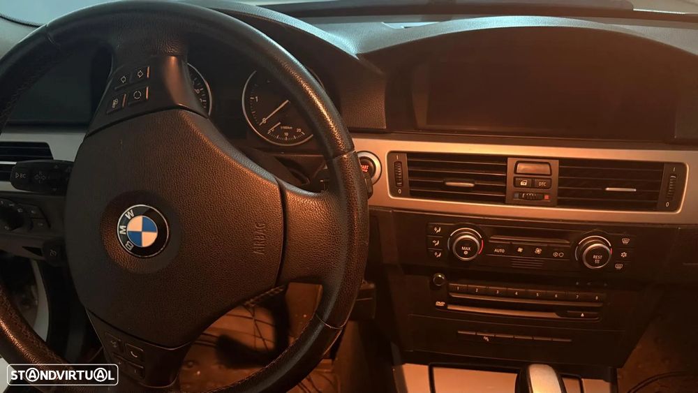 BMW 320 dA Touring - 11