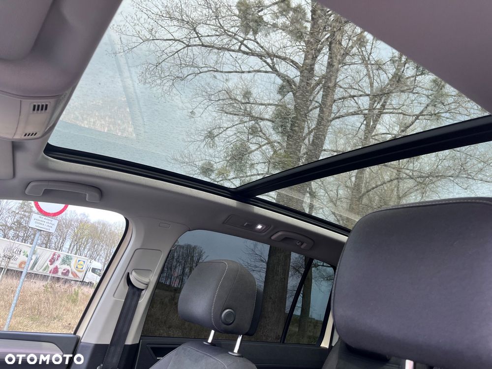 Volkswagen Touran - 12