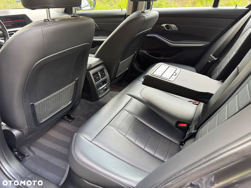 BMW Seria 3 318d Sport Line - 18