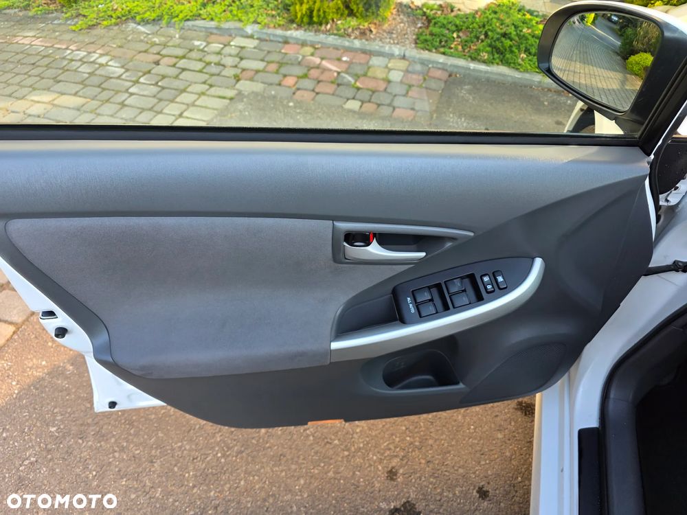 Toyota Prius (Hybrid) - 14