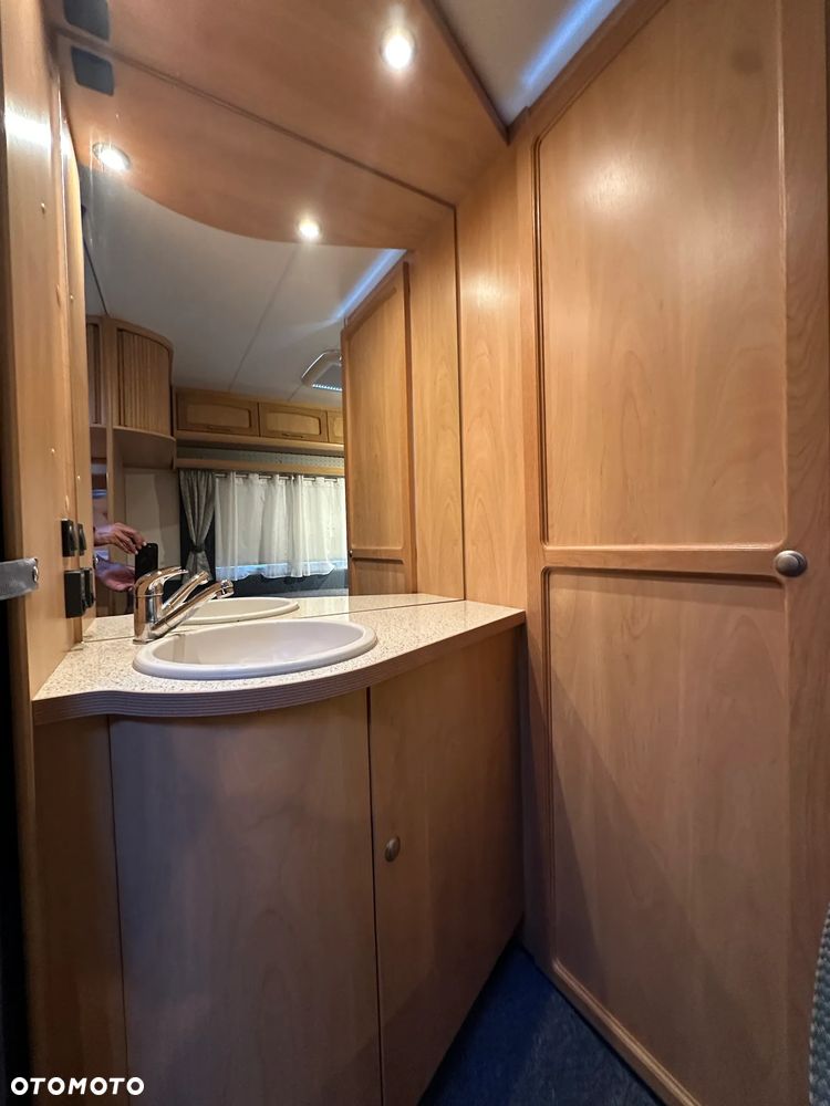 Burstner 500 VENTANA z napędem i markizą kasetową THULE. - 36