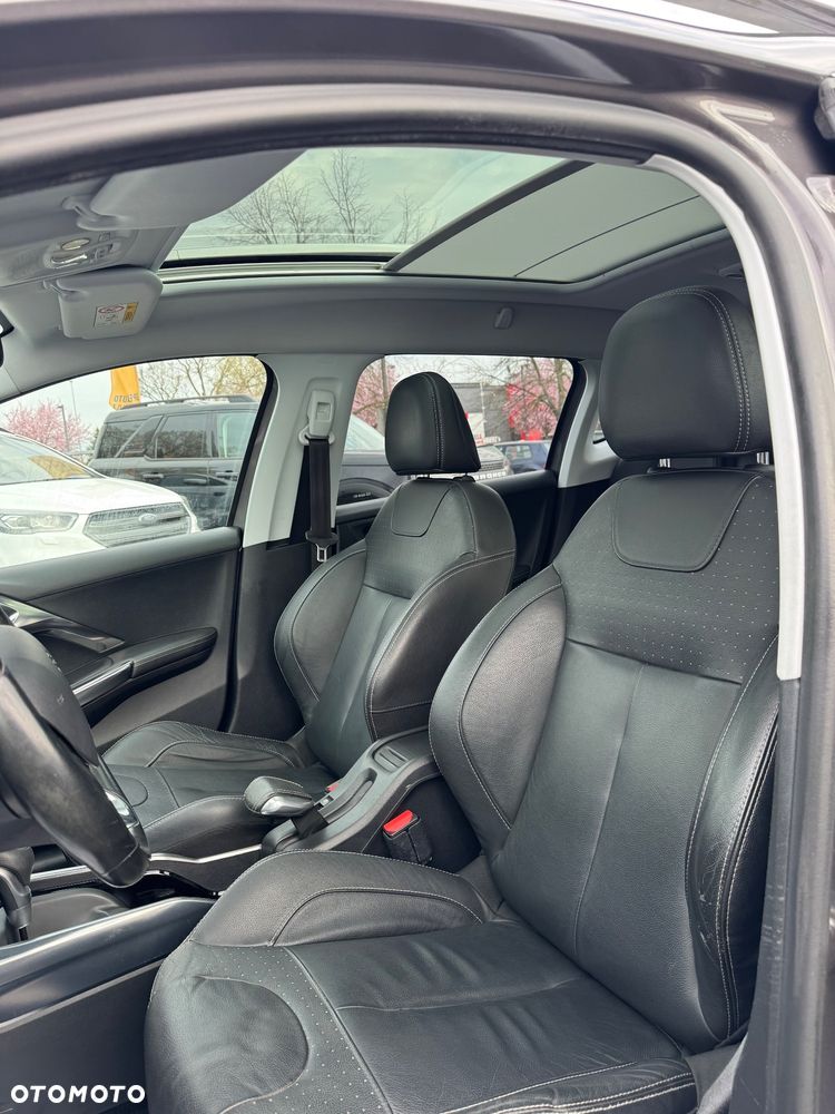 Peugeot 2008 1.2 Pure Tech GPF Signature S&S EAT6 - 19