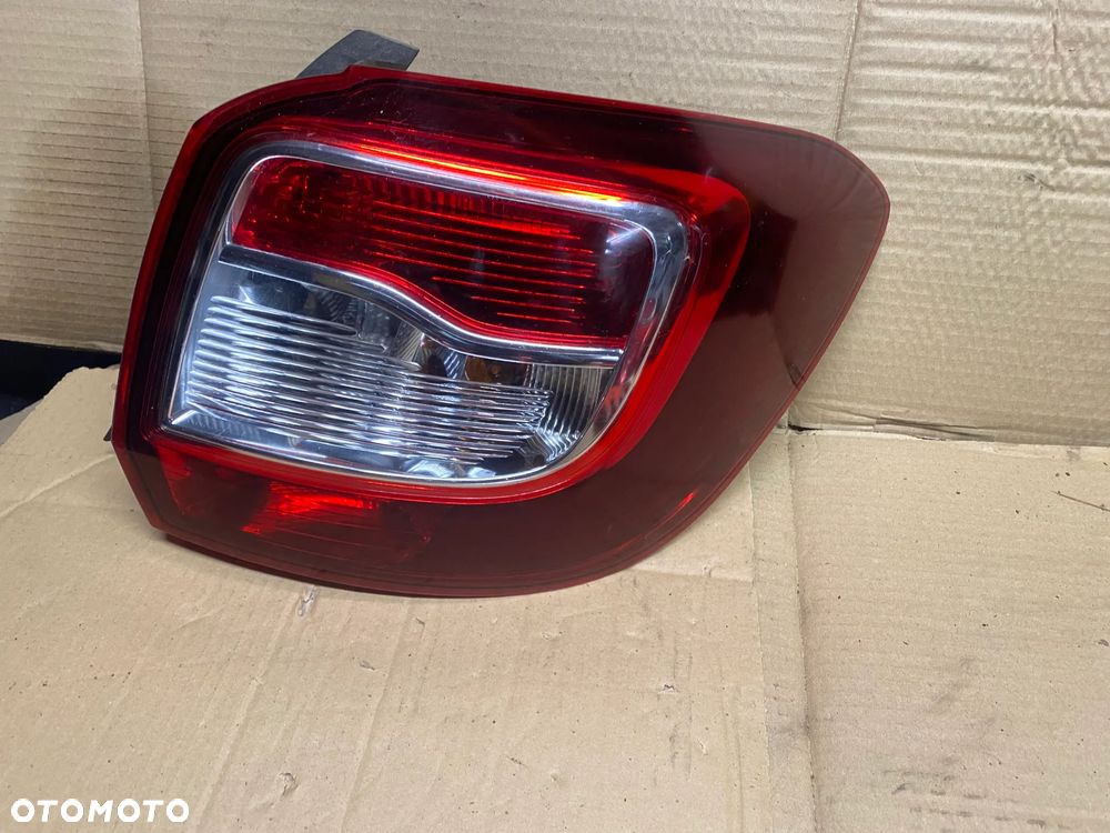 LAMPA TYLNA PRAWA DACIA SANDERO II 265500465R - 2