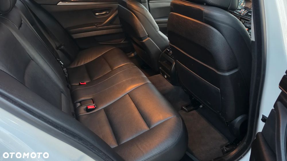 BMW Seria 5 535i Sport-Aut Luxury Line - 15