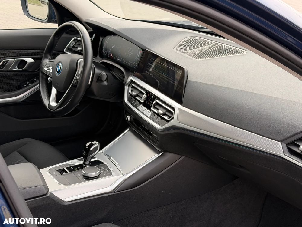 BMW Seria 3 330e Aut. Advantage - 29