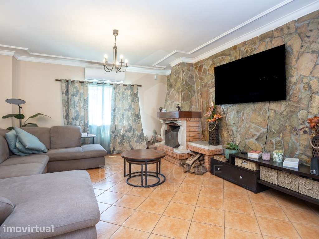 Moradia T4 |300 m² de área útil e garagem em Fernão Ferro - Grande imagem: 5/42