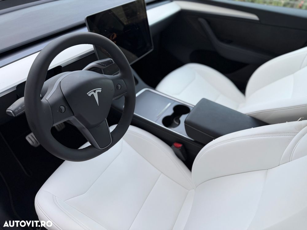 Tesla Model Y - 8