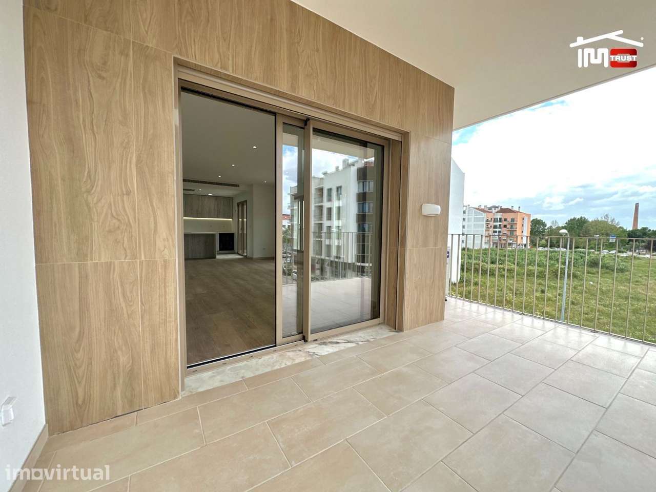 Apartamento T2 com Parqueamento e Varandas Grandes - Grande imagem: 2/28