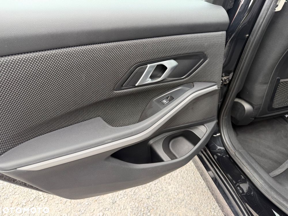 BMW Seria 3 320d xDrive M Sport - 13